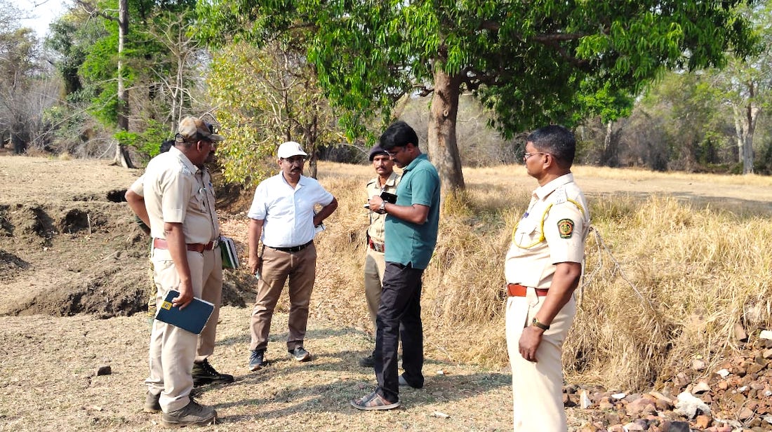 BNHS Director Kishor Rithe and Dr. Sujit Narwade in the field.