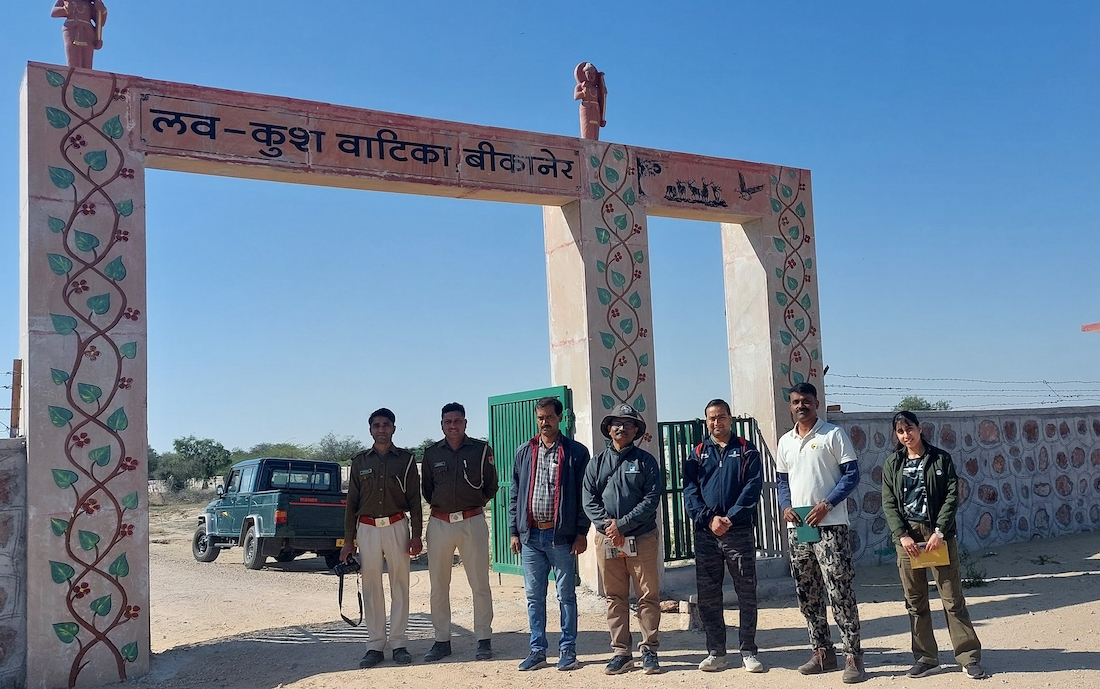 बीएनएचएस टीम श्री संदीप छलानी (दाएँ से तीसरे), उप वन संरक्षक, वन्यजीव बीकानेर, और उनकी समर्पित के साथ।